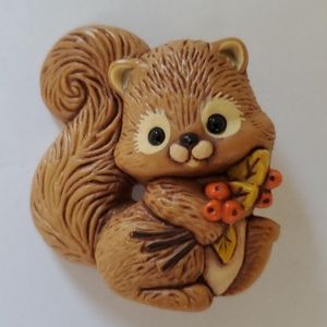 VINTAGE 1982 HALLMARK CARDS PLASTIC SQUIRREL PIN